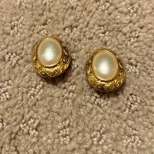 Vintage costume jewelry Pearl and Gold Earrings
